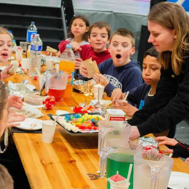 Enfants réunis autour d’une table pour un anniversaire chez We Fly
