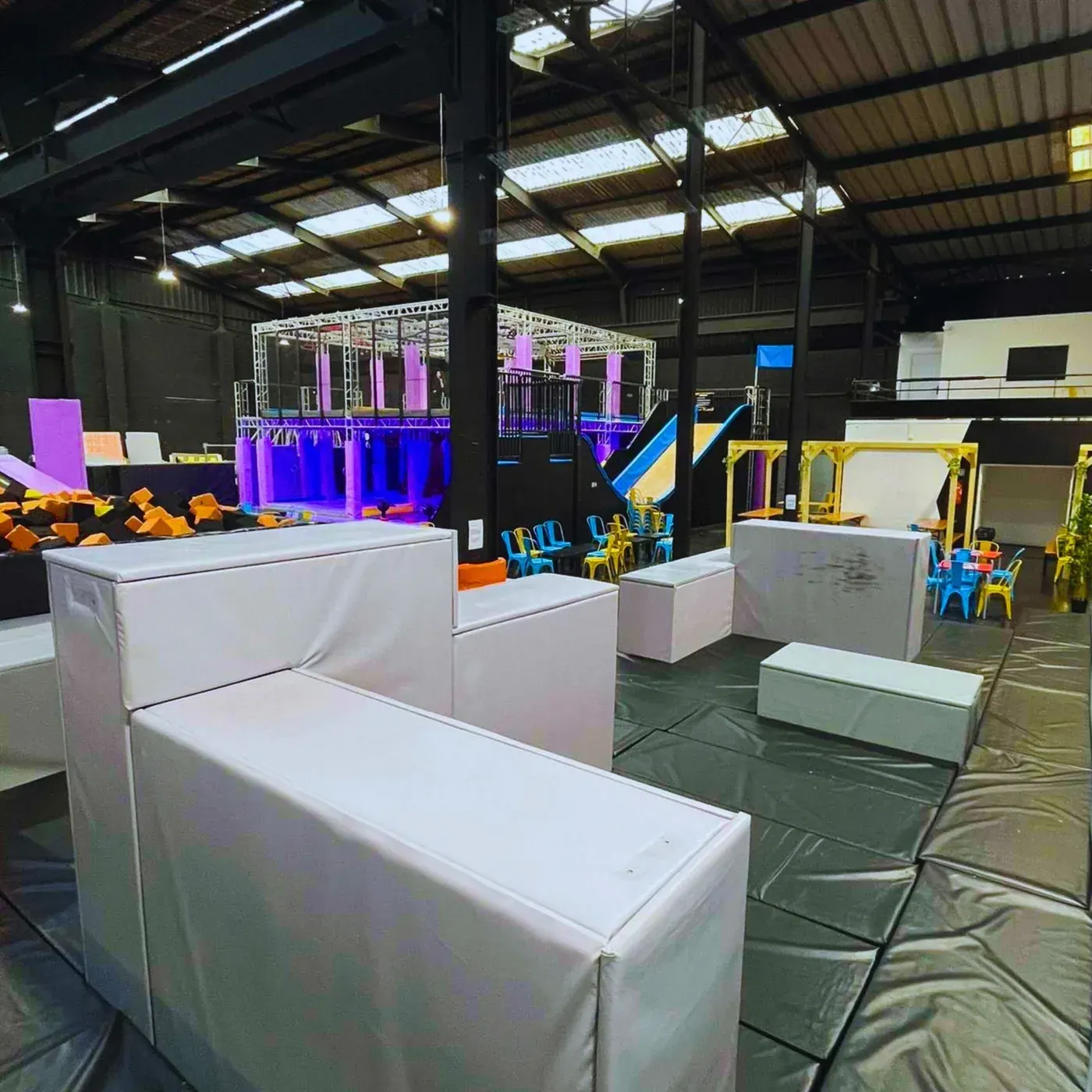Modules et obstacles de la zone parkour de We Fly