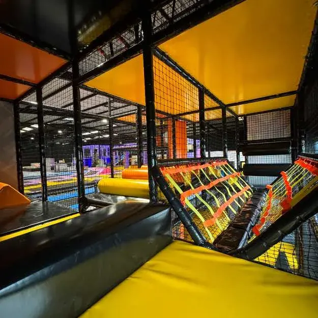 Structure de jeux intérieure jaune et orange de We Fly