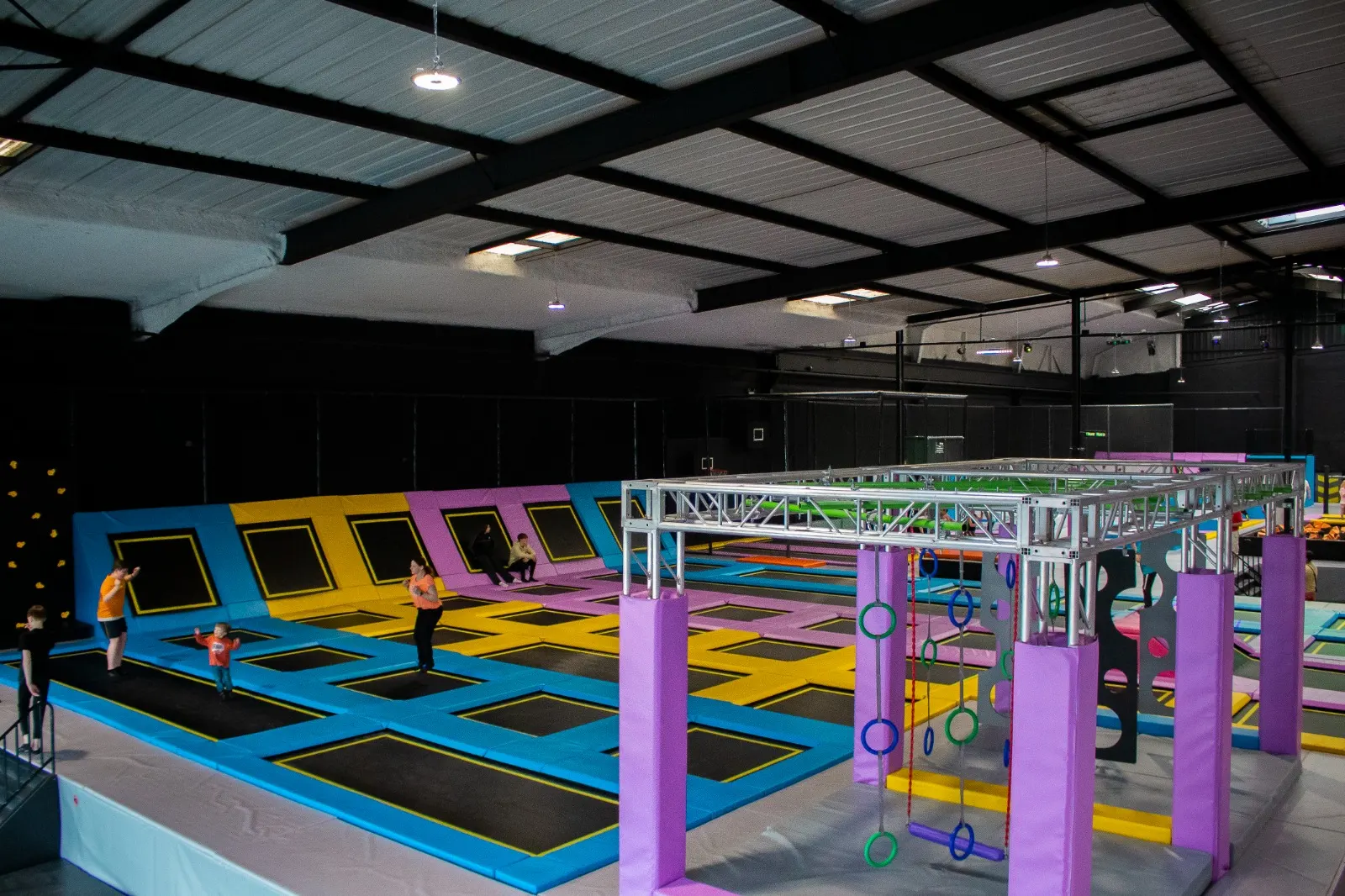 Vue en hauteur de la structure du parcours Ninja et des trampolines qui l’entourent